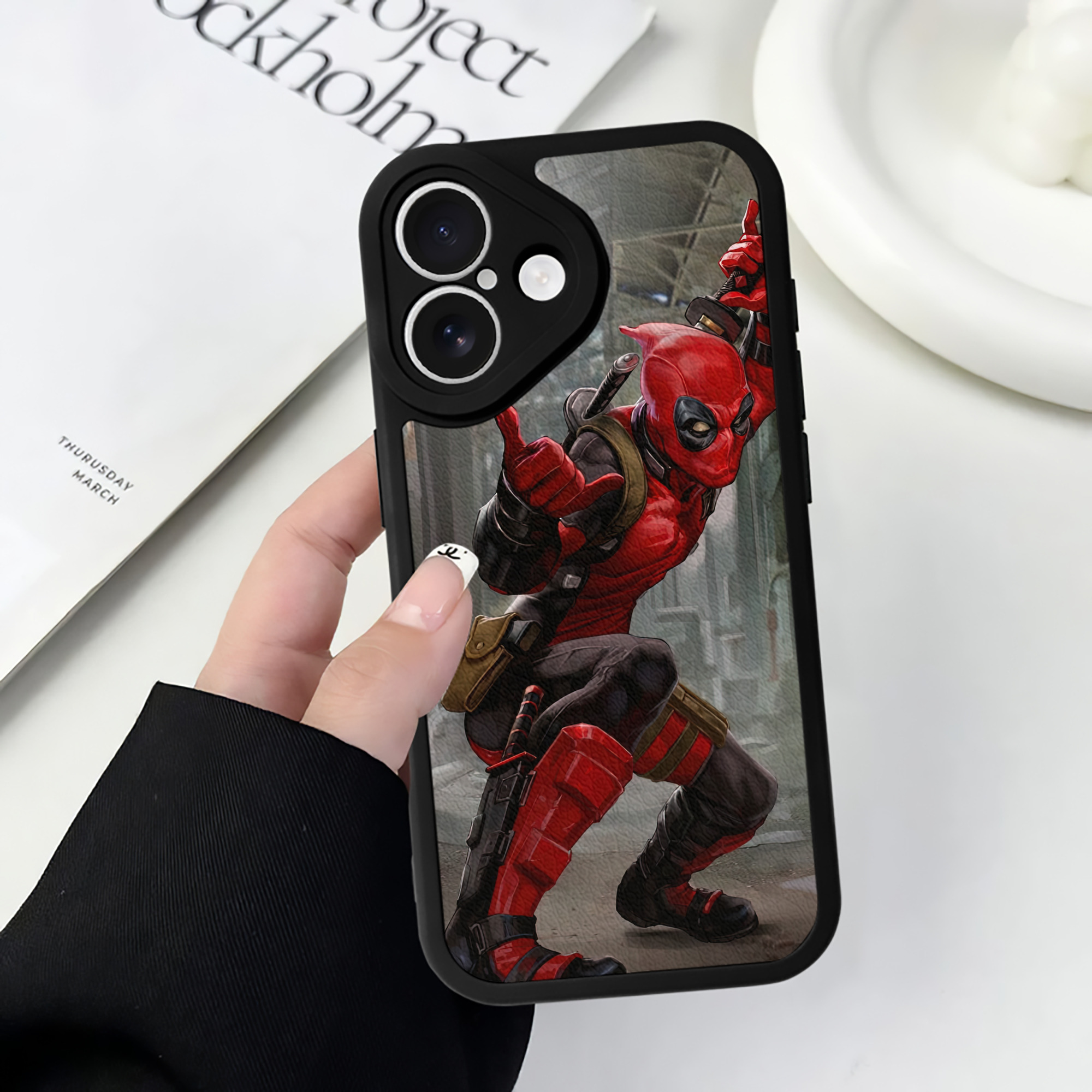 （画像用） Deadpool デッドプール 【iPhone 16シリーズ対応】シリコンスマホケース（レザー調） 材質：シリコン